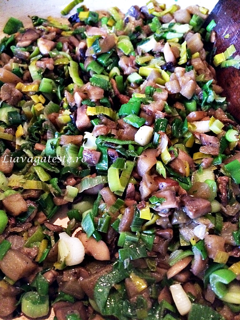 Paste, cu ceapa verde si ciuperci