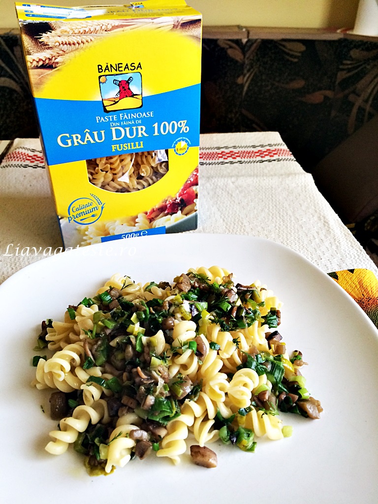 Paste, cu ceapa verde si ciuperci