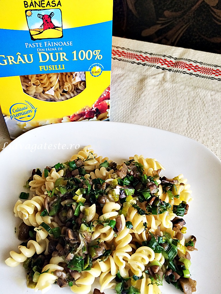 Paste, cu ceapa verde si ciuperci