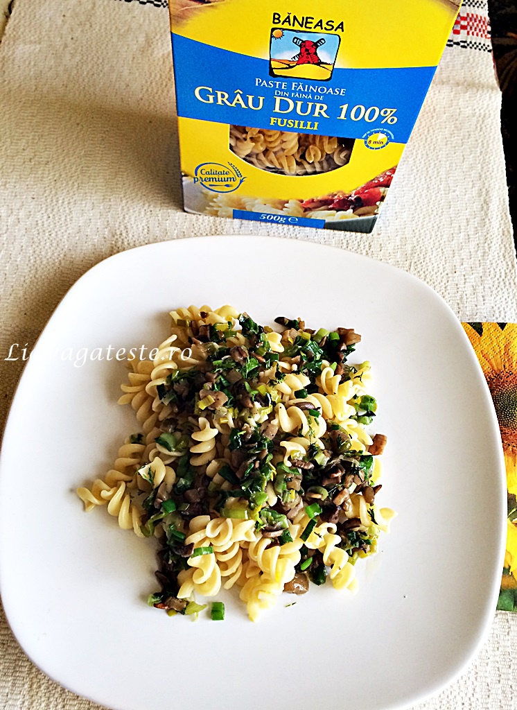 Paste, cu ceapa verde si ciuperci