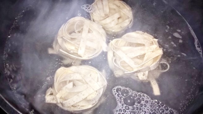 Tagliatelle cu sos alb și ciuperci