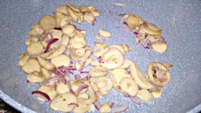 Tagliatelle cu sos alb și ciuperci