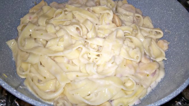 Tagliatelle cu sos alb și ciuperci