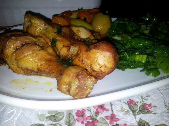 Copanele de pui cu cartofi noi la cuptor