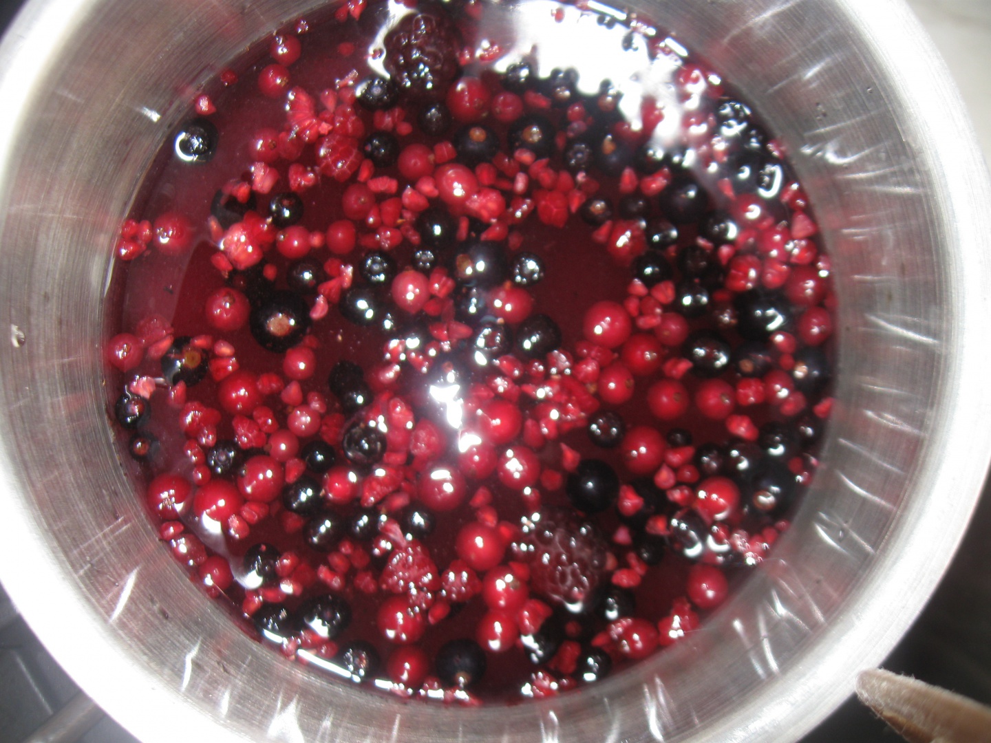 Tort cu fructe de padure si crema de ciocolata