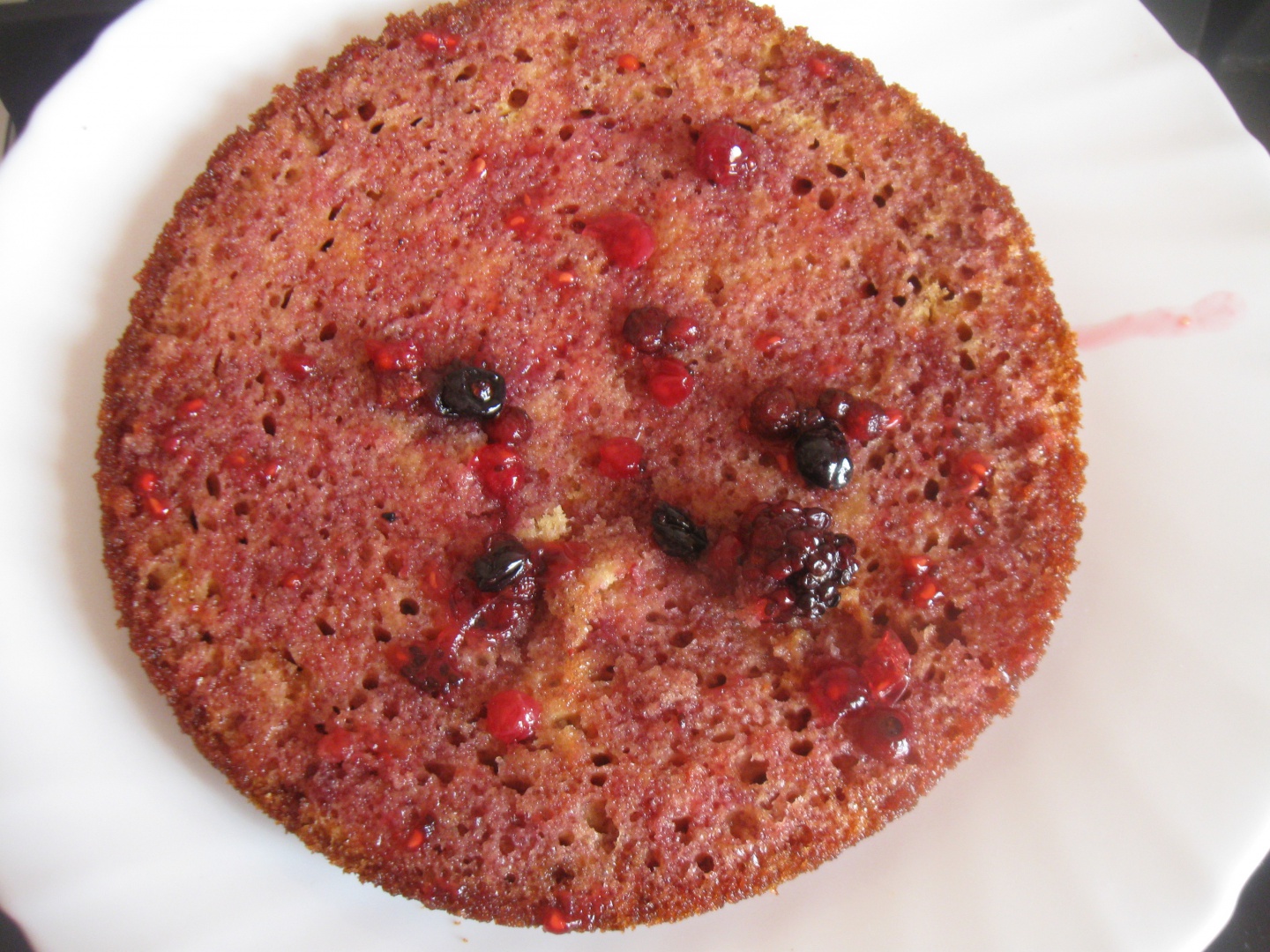 Tort cu fructe de padure si crema de ciocolata