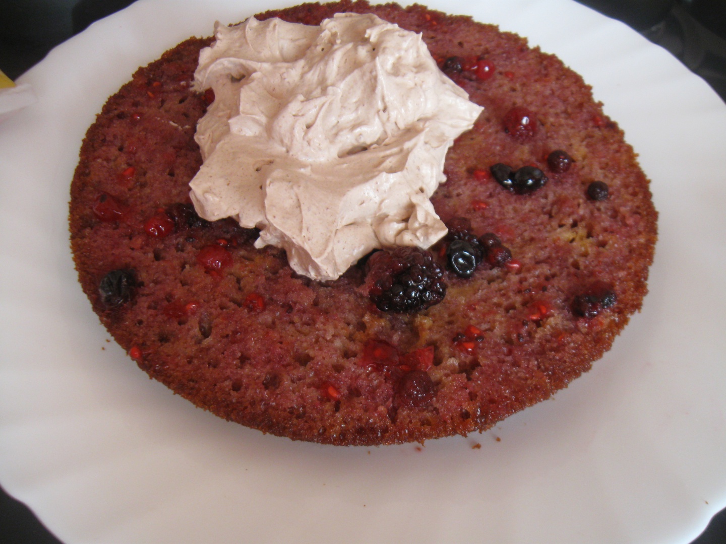 Tort cu fructe de padure si crema de ciocolata