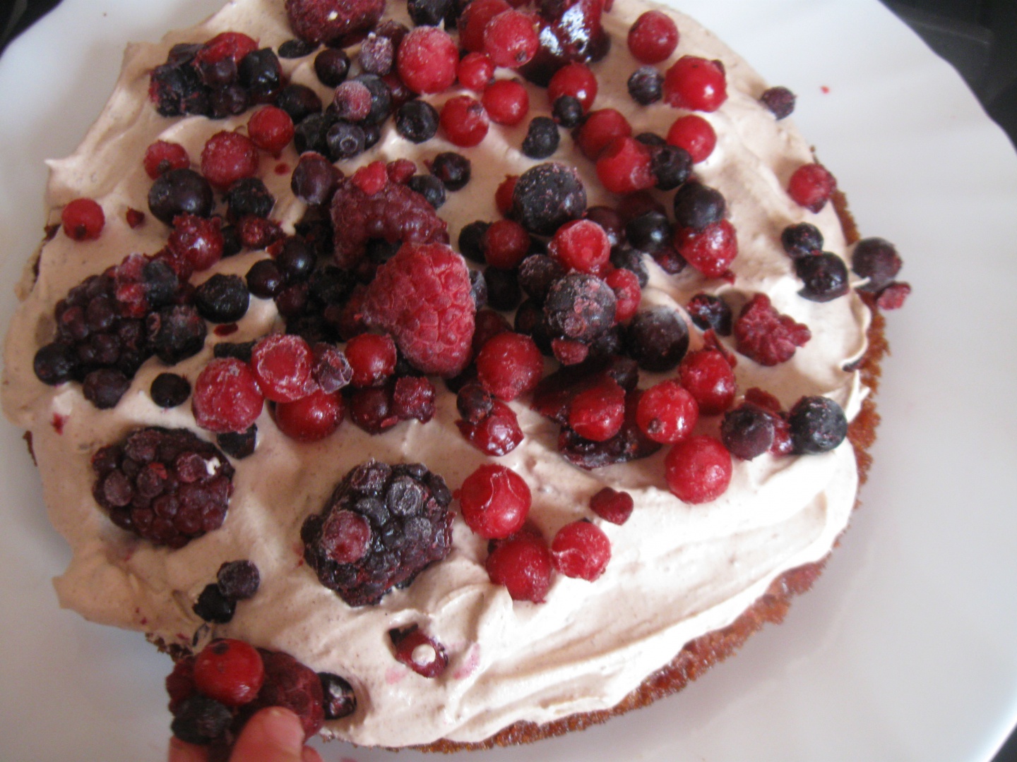 Tort cu fructe de padure si crema de ciocolata