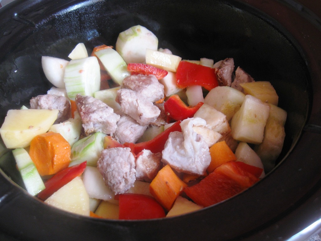 Ghiveci de legume cu carne la slow cooker