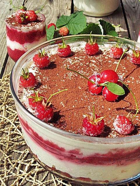 Tiramisu cu piure de zmeura