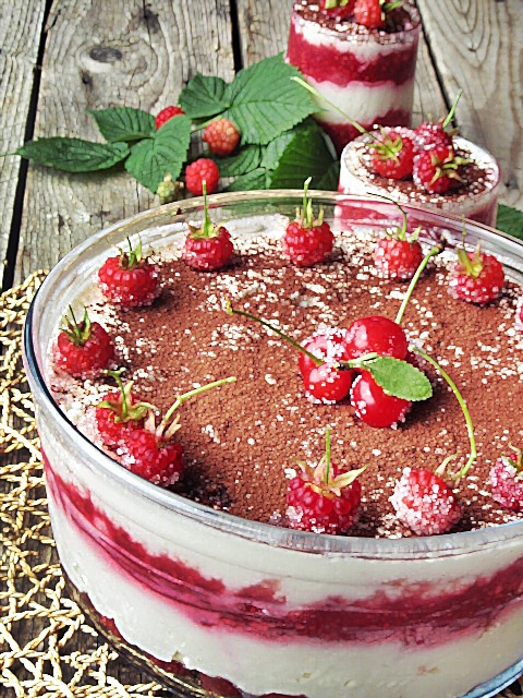 Tiramisu cu piure de zmeura