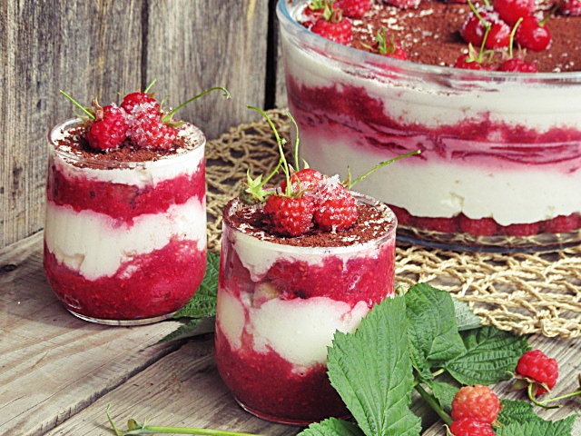 Tiramisu cu piure de zmeura