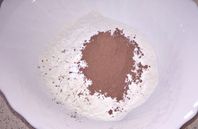 Clatite invelite in ciocolata alba cu crema de vanilie