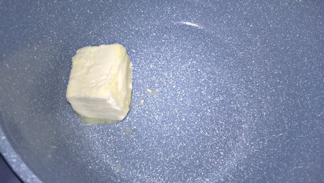 Clatite invelite in ciocolata alba cu crema de vanilie