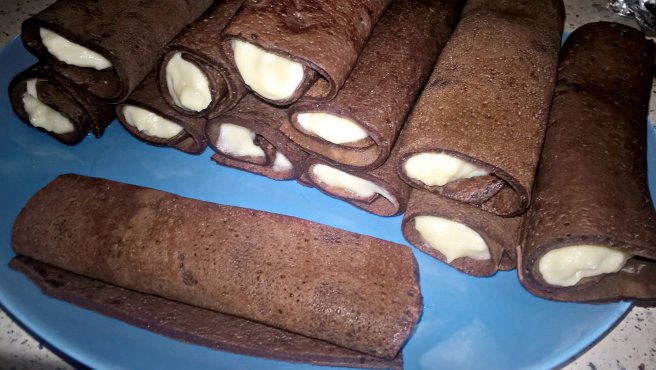 Clatite invelite in ciocolata alba cu crema de vanilie