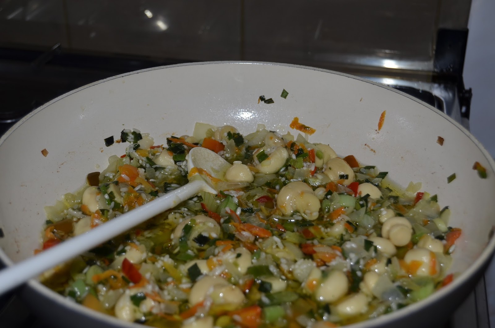 Pui umplut cu legume in vin rosu