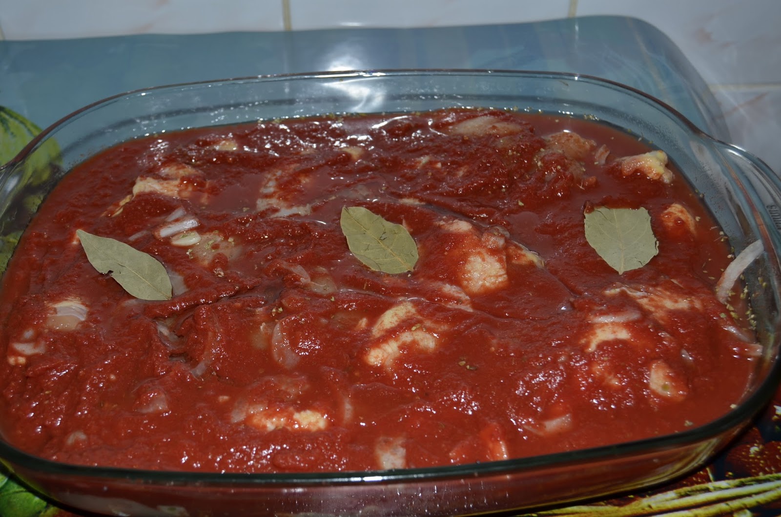 Pui cu sos de rosii la cuptor