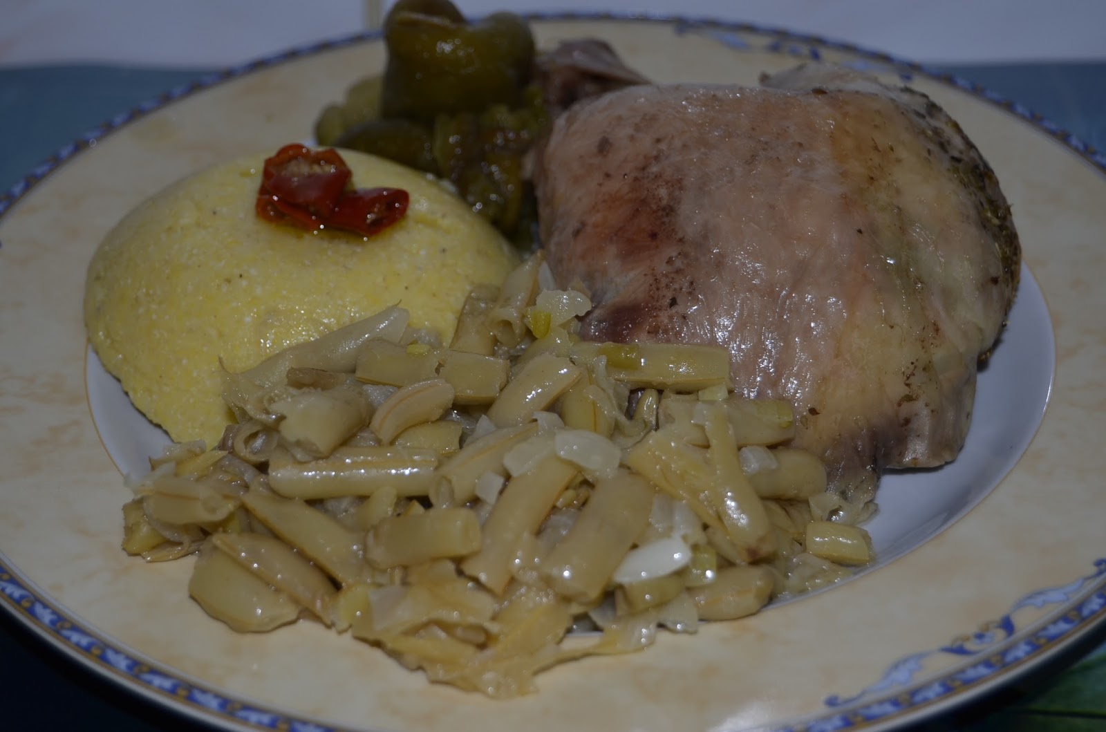 Pui la cuptor cu garnitura de fasole galbena