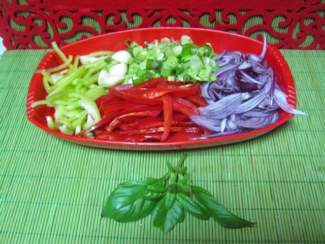 Pulpe de pui cu ardei rosii si masline