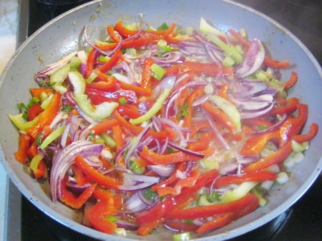 Pulpe de pui cu ardei rosii si masline