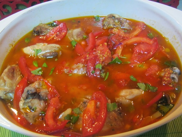 Pulpe de pui cu ardei rosii si masline