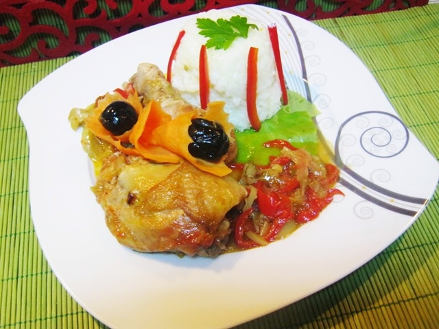 Pulpe de pui cu ardei rosii si masline