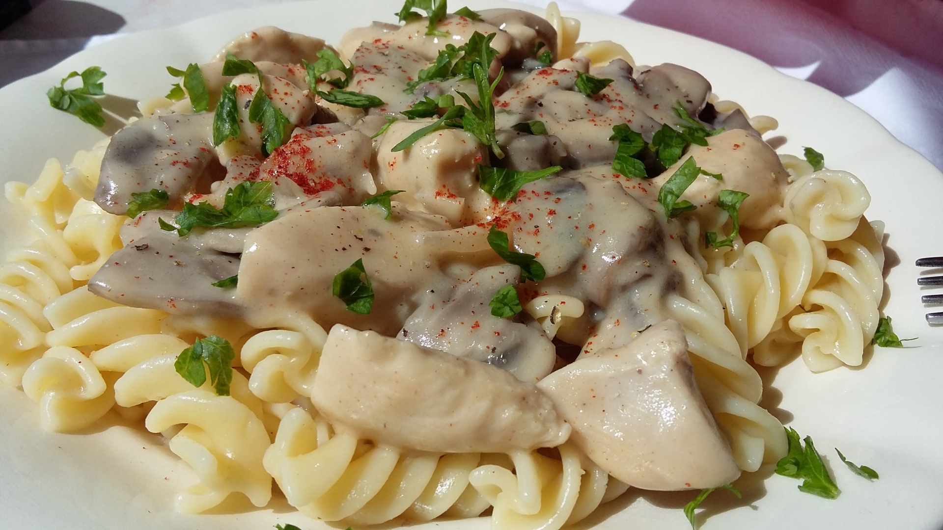 Paste cu pui si ciuperci in sos de vin si smantana