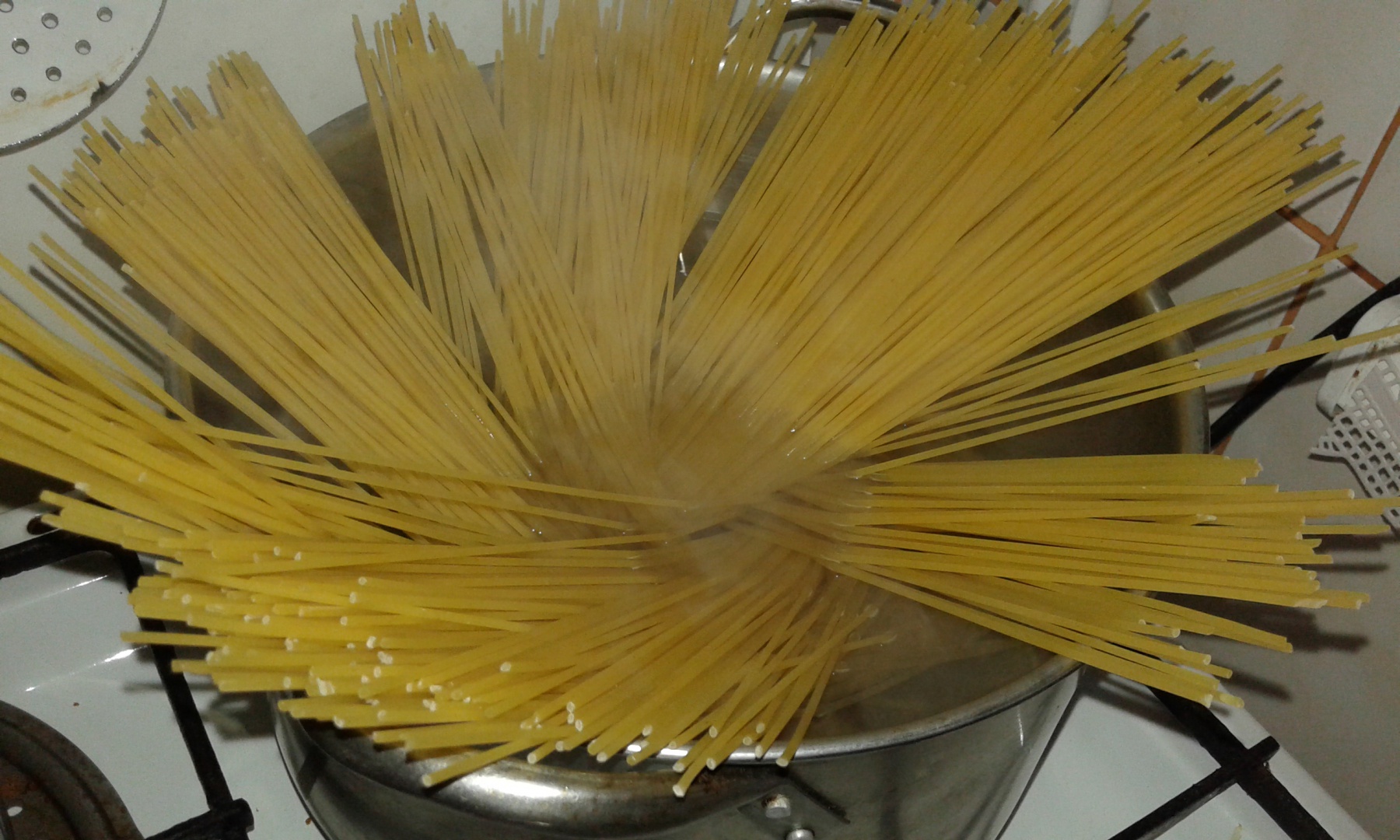 Paste cu pui si sos de rosii