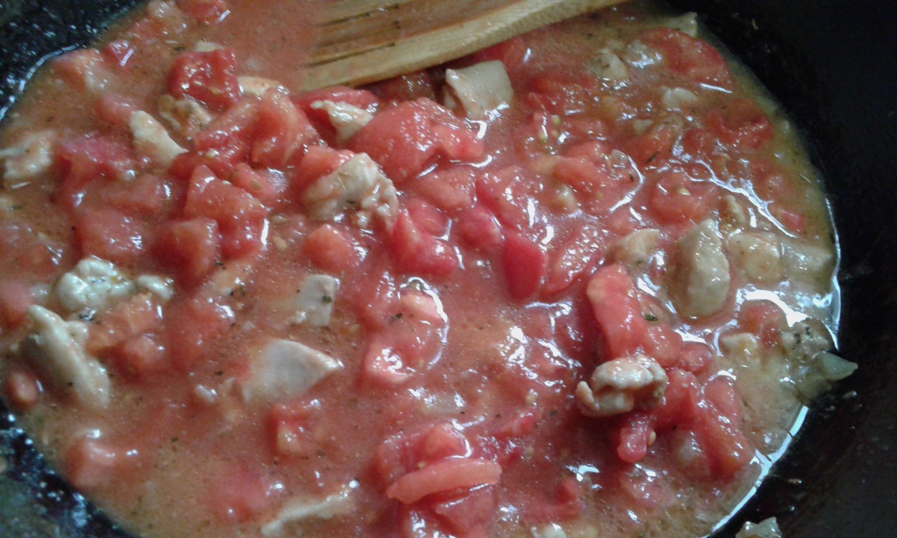 Paste cu pui si sos de rosii