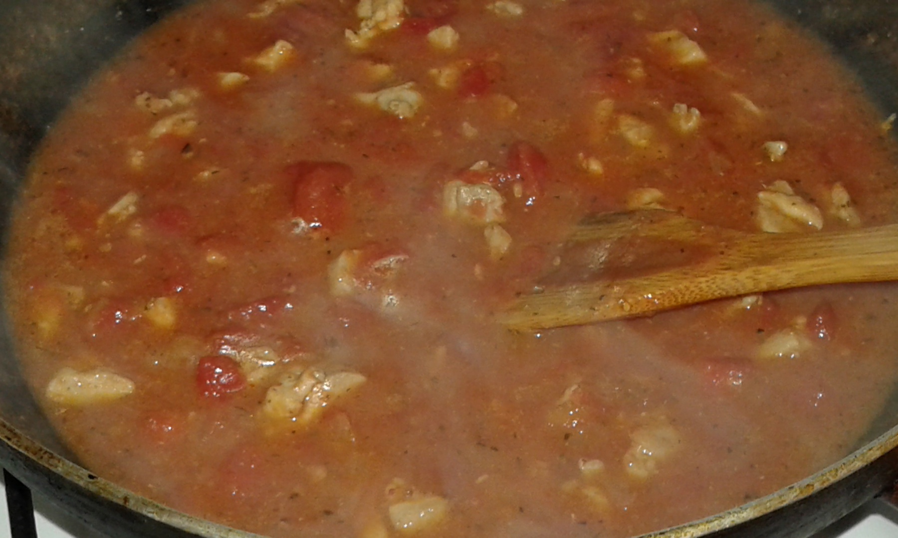 Paste cu pui si sos de rosii