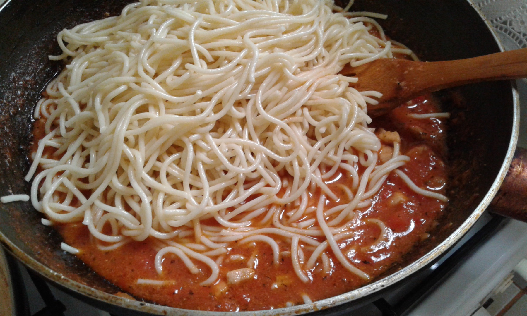 Paste cu pui si sos de rosii