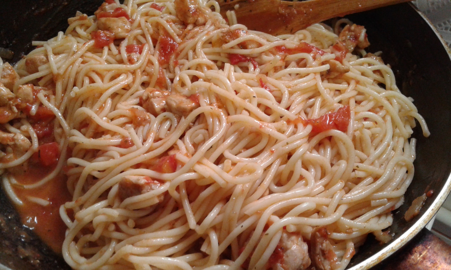 Paste cu pui si sos de rosii