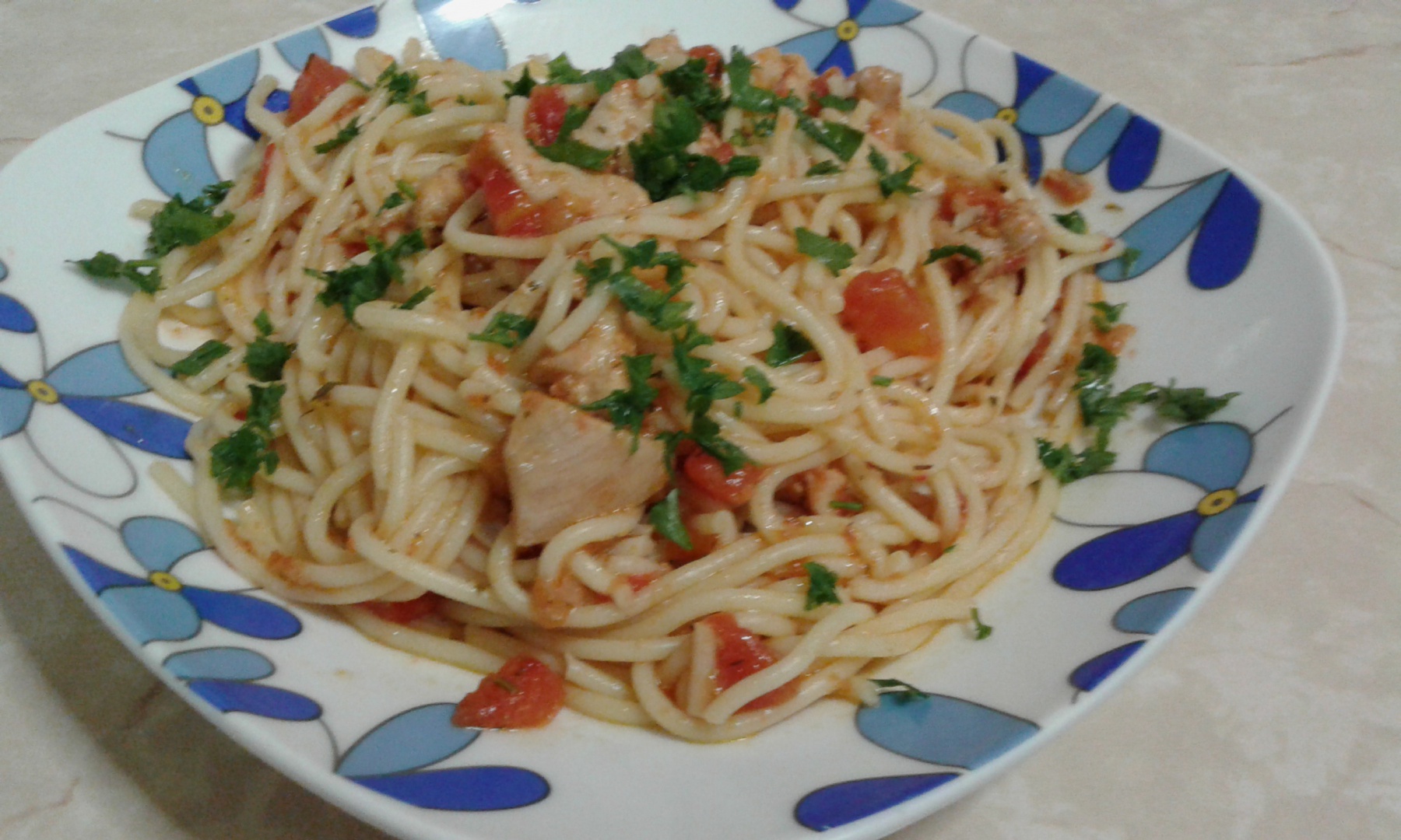 Paste cu pui si sos de rosii