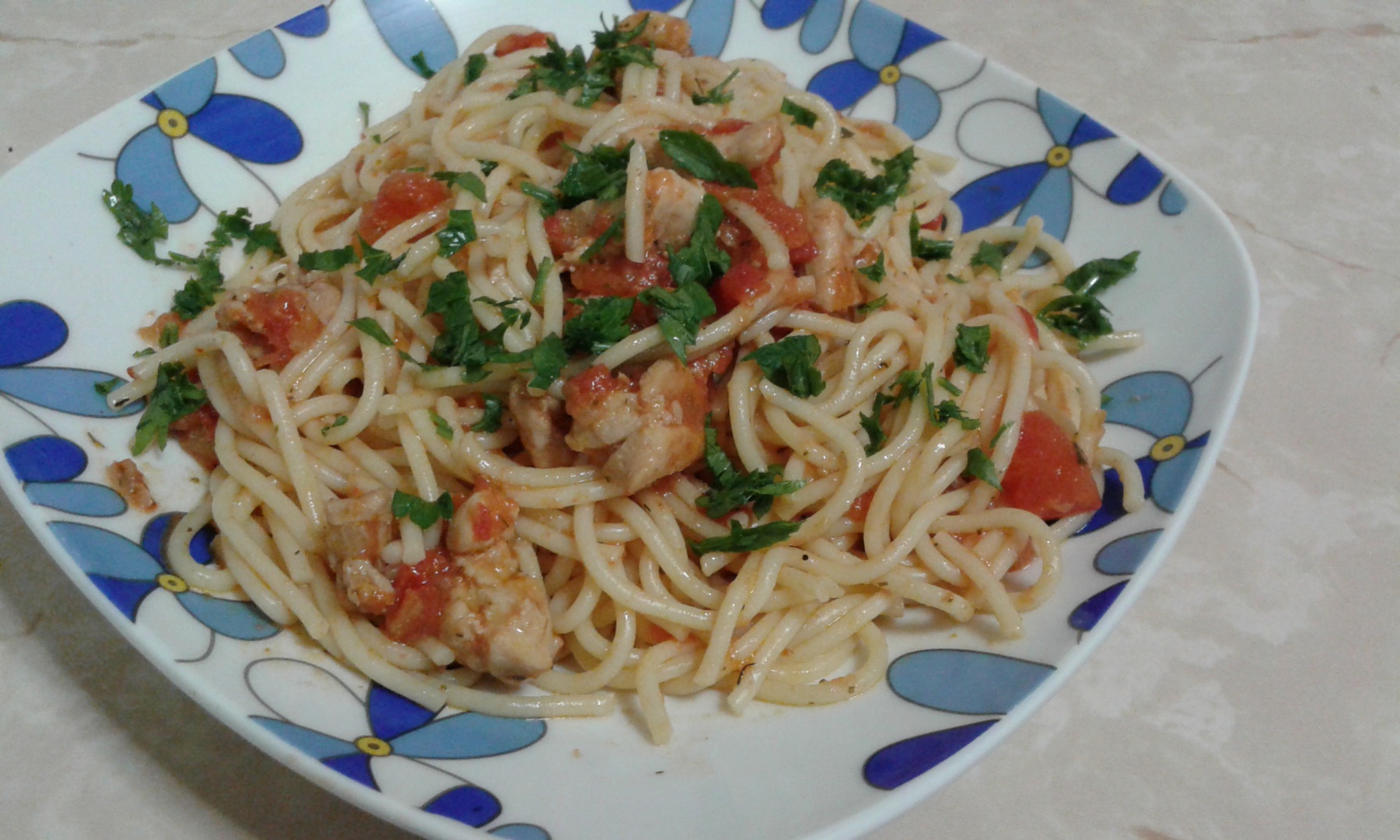 Paste cu pui si sos de rosii