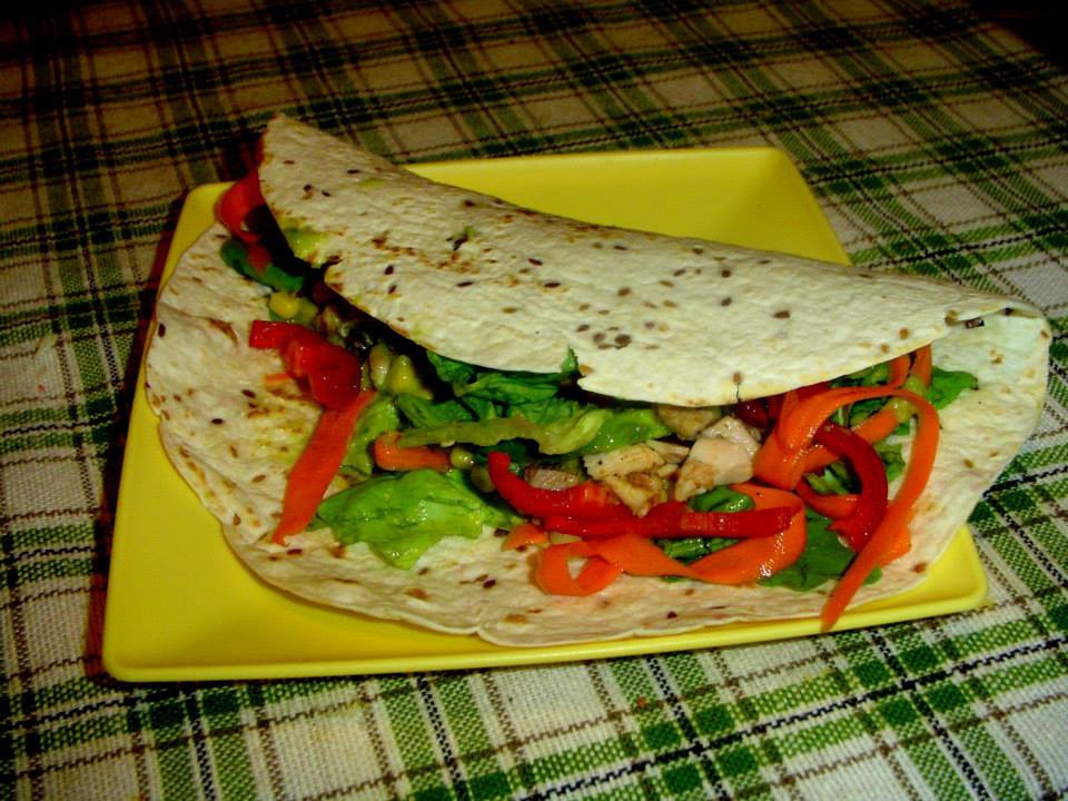 Lipii umplute cu salata de pui si avocado