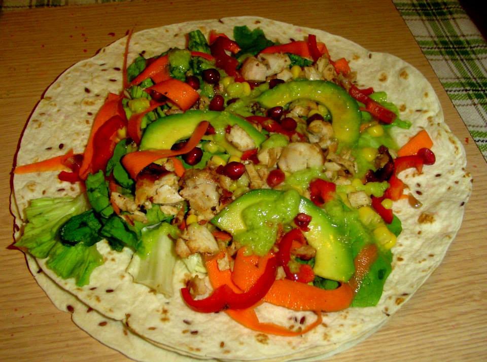 Lipii umplute cu salata de pui si avocado