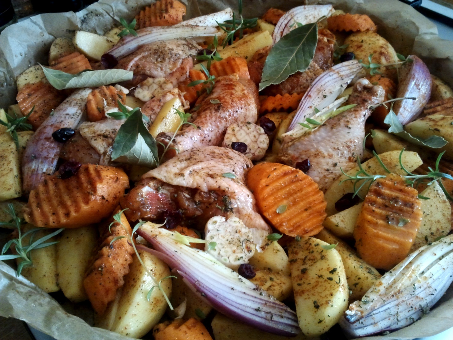 Friptura de pui si legume la cuptor cu sos remulad de avocado