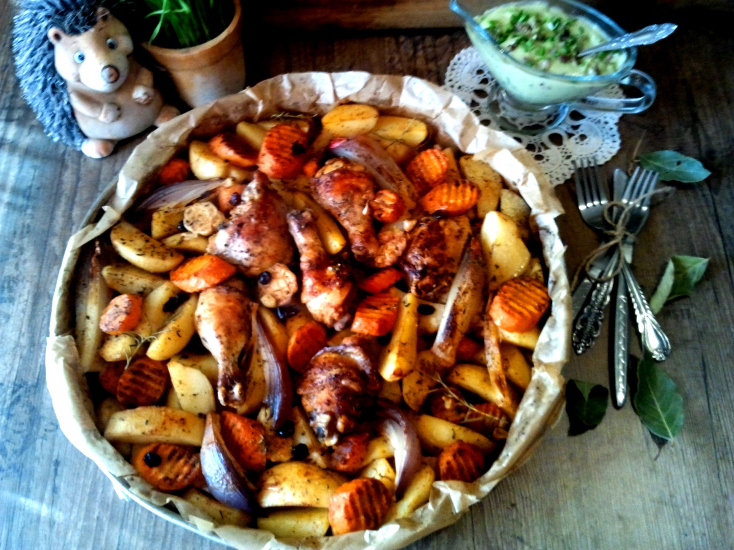 Friptura de pui si legume la cuptor cu sos remulad de avocado