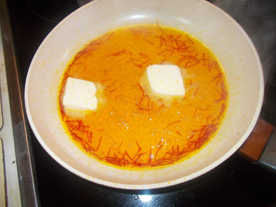 Pulpite cu piper rosu rumenite la cuptor si cu sos de sofran cu unt