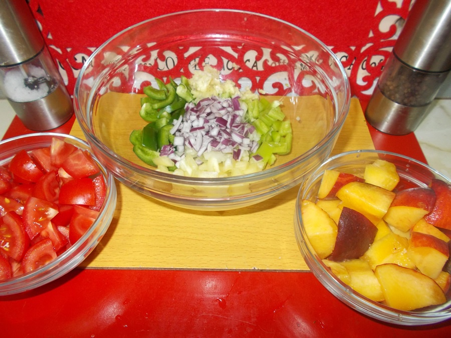 Salsa de ardei cu piersici si rosii