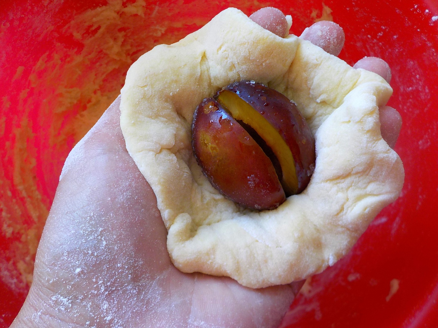 Galuste cu prune. Reteta clasica de gomboti cu prune