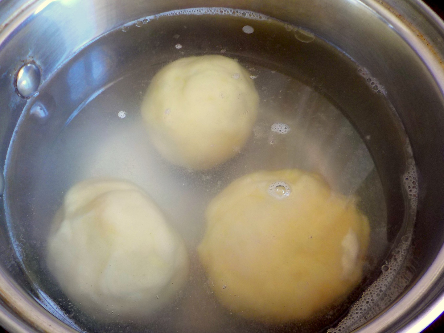 Galuste cu prune. Reteta clasica de gomboti cu prune