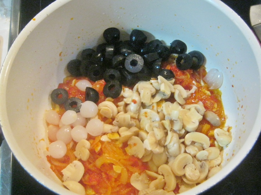 Limba cu ciuperci si sos de rosii