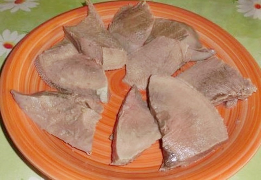 Limba cu ciuperci si sos de rosii