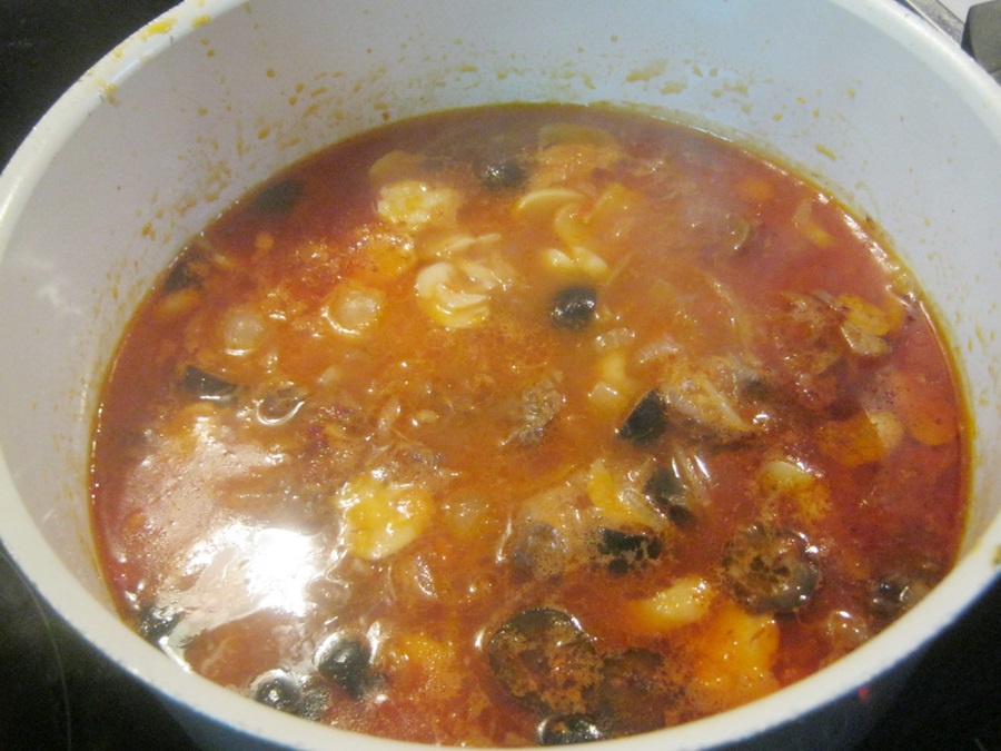 Limba cu ciuperci si sos de rosii