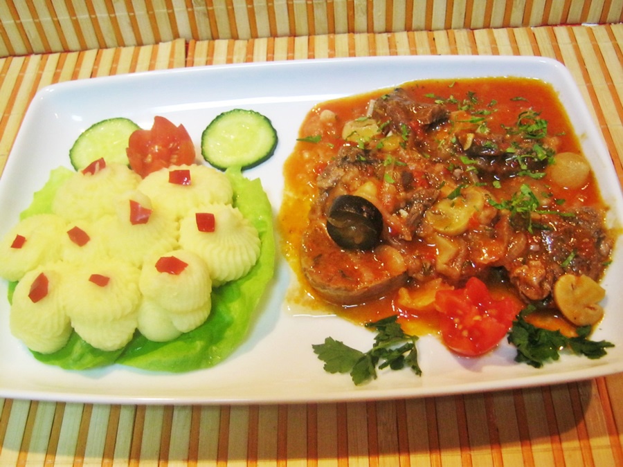 Limba cu ciuperci si sos de rosii