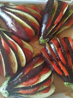 Evantai de vinete cu rosii la cuptor