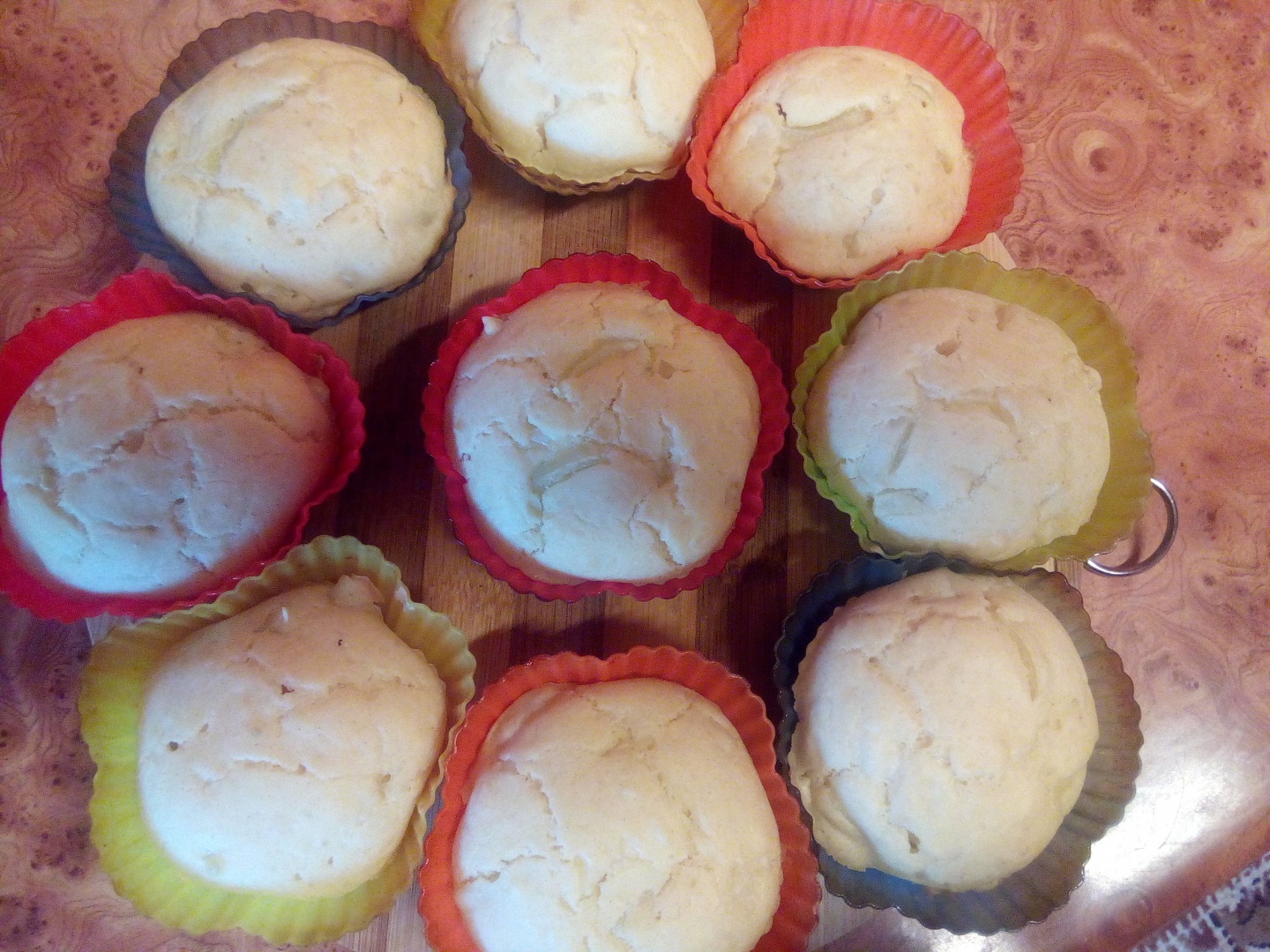 Briose aperitiv cu ardei gras si branză de oi