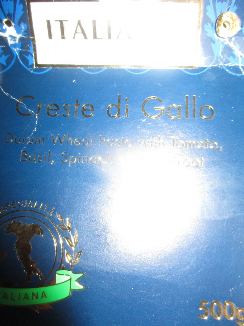 Creste multicolore cu topping de rosii si busuioc