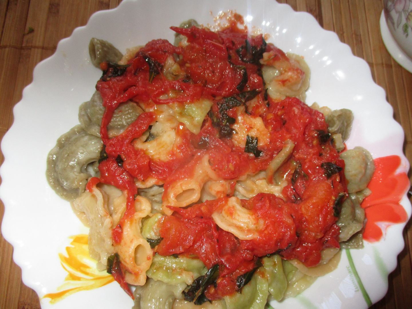 Creste multicolore cu topping de rosii si busuioc